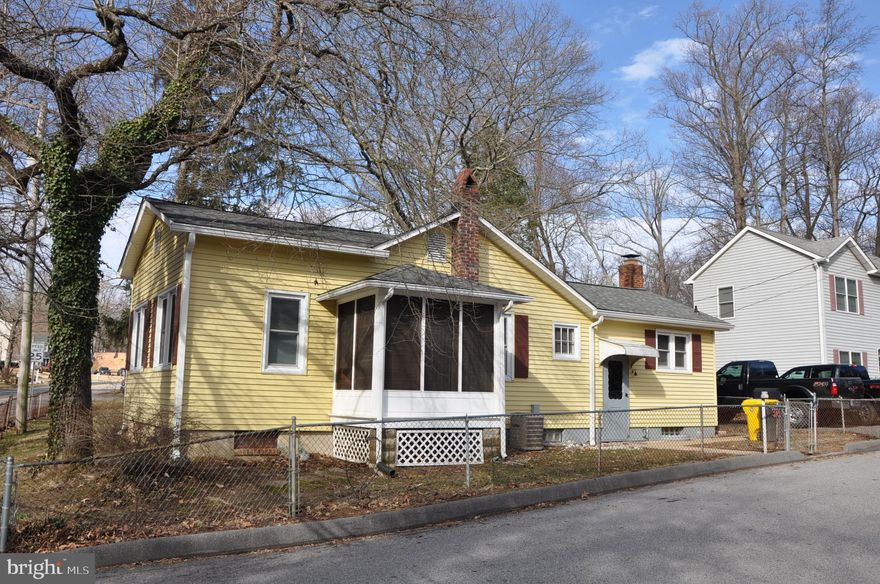 Great starter home in Herald Harbor!! Being sold "AS IS" condition. Very cute home has newer  (4 years old), roof and gutters (2 years old), and newer windows (6 years old).  Offers three bedroom, large kitchen, living and dinning  rooms. Yard is completely fenced with off street parking.  Community offers great water Privledges!!! Call listing agent with questions.  NOTE:PLEASE WATCH YOUR HEAD GOING DOWN AND UP TO  BASEMENT!! LOW HEADER

OWNER FINANCING AVAILABLE 30 yr at 5.95% with 20% down for qualified purchaser