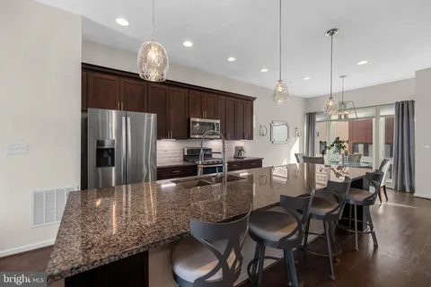 129 Cambria Walk, Alexandria, VA MLS: VAAX2042792