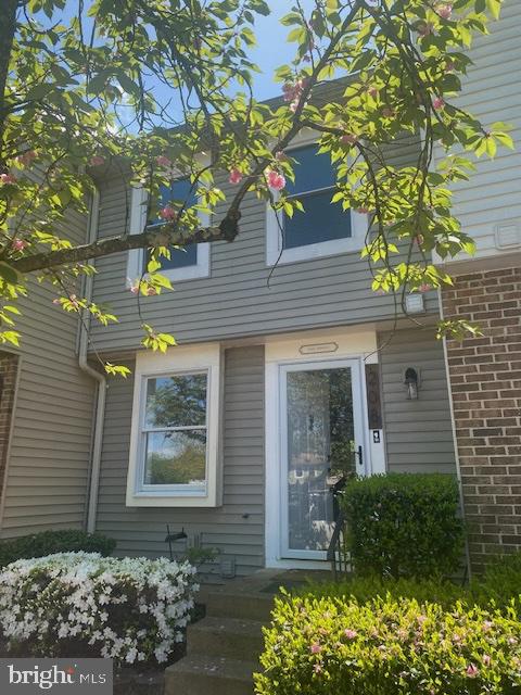 Ideally situated in the sought-after Sugarland Run community, this 2-bedroom, 2.5-bath townhome-style condo is waiting for you!
The main level features a spacious kitchen, a cozy dining nook, and a welcoming family room. Upstairs, you’ll find two generously sized bedrooms and a full bath. The lower level offers a large recreation room, convenient full bath, laundry area, and utility/storage room.
Enjoy a low-maintenance backyard with a deck — ideal for relaxing. Conveniently located just minutes from major commuter routes, shopping, dining, and more!