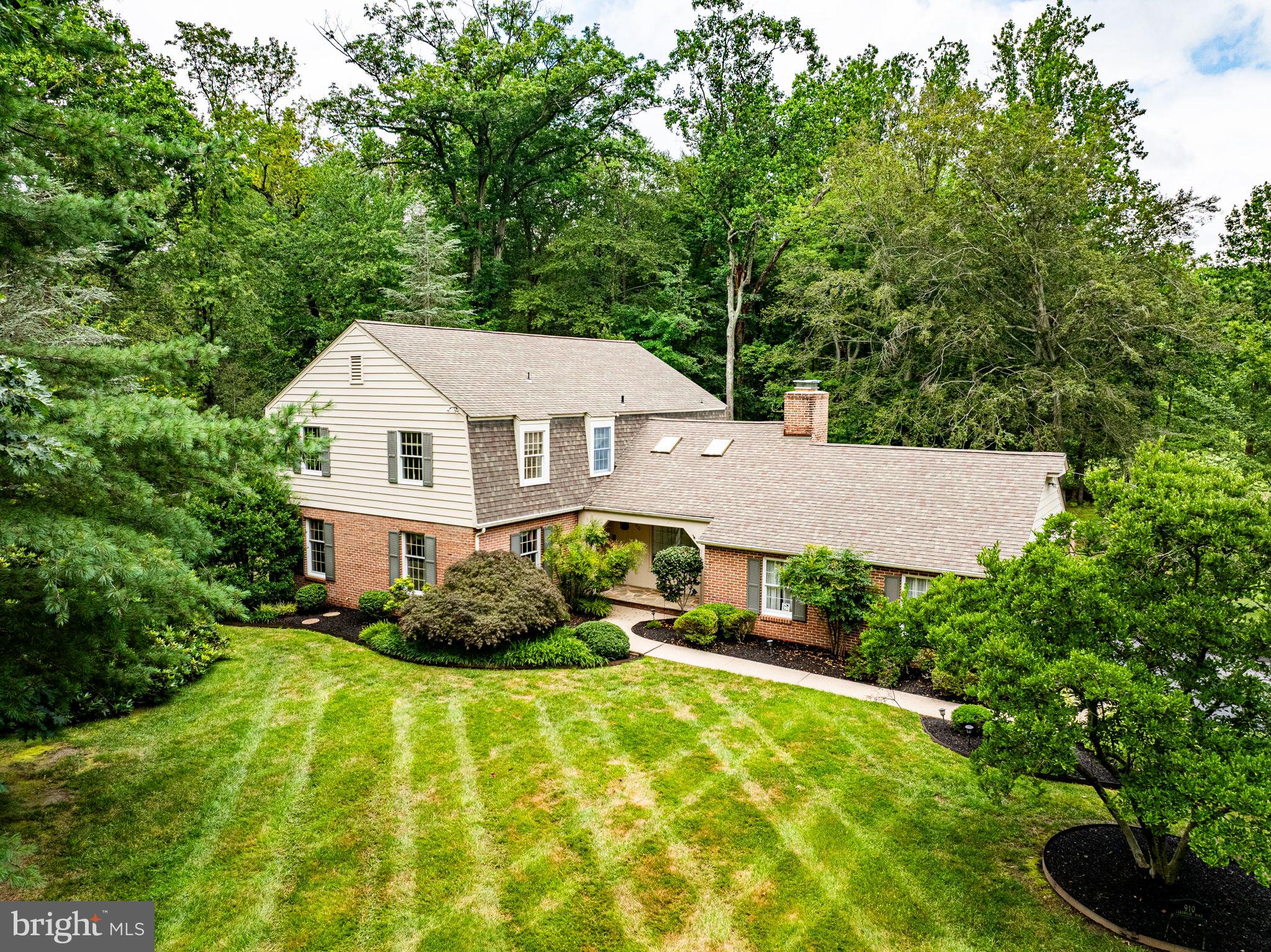 910 LEESWOOD ROAD
