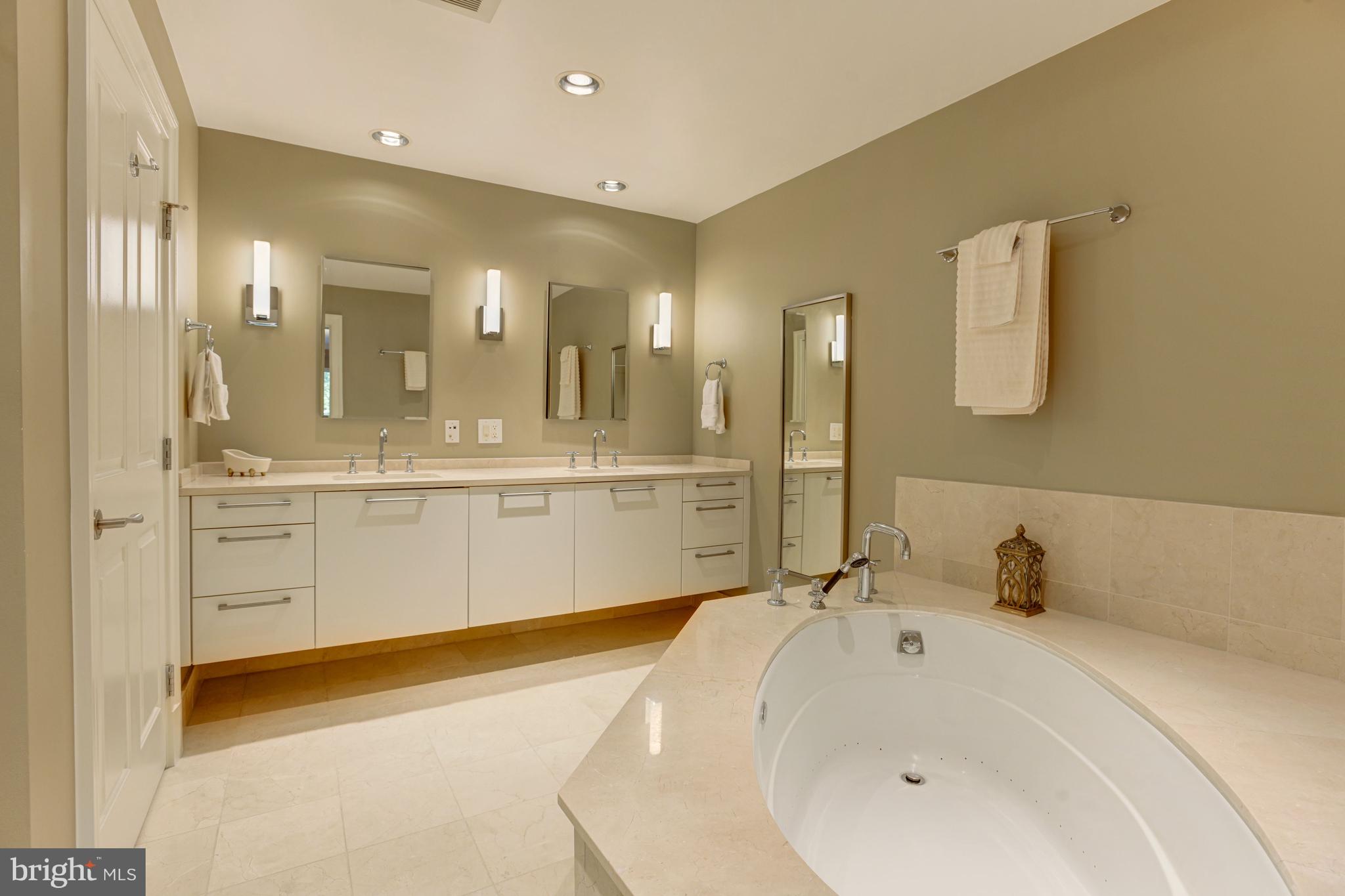 THE RITZ-CARLTON RESIDENCES - Residential