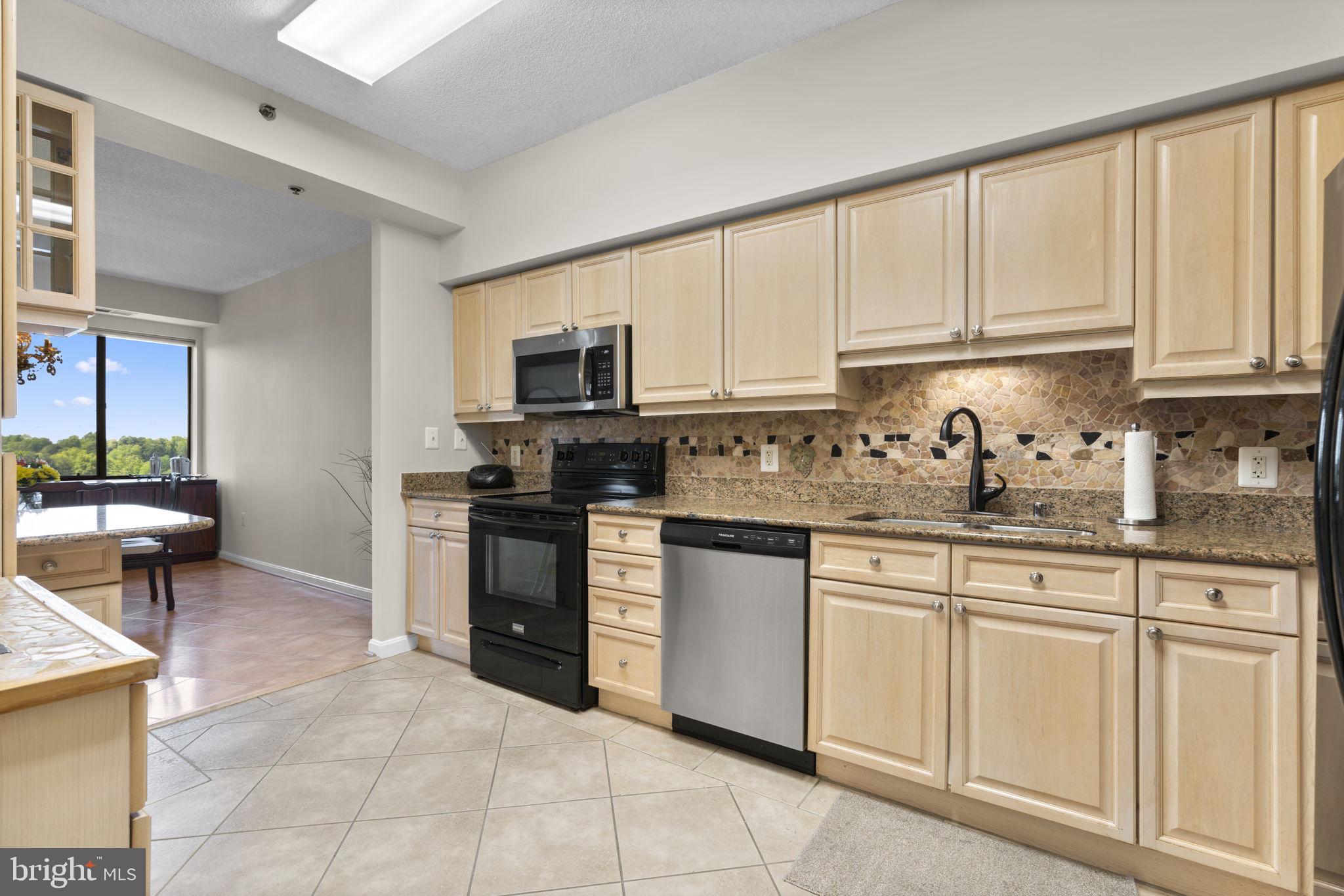 VANTAGE POINT EAST AT LEISURE WORLD - Residential