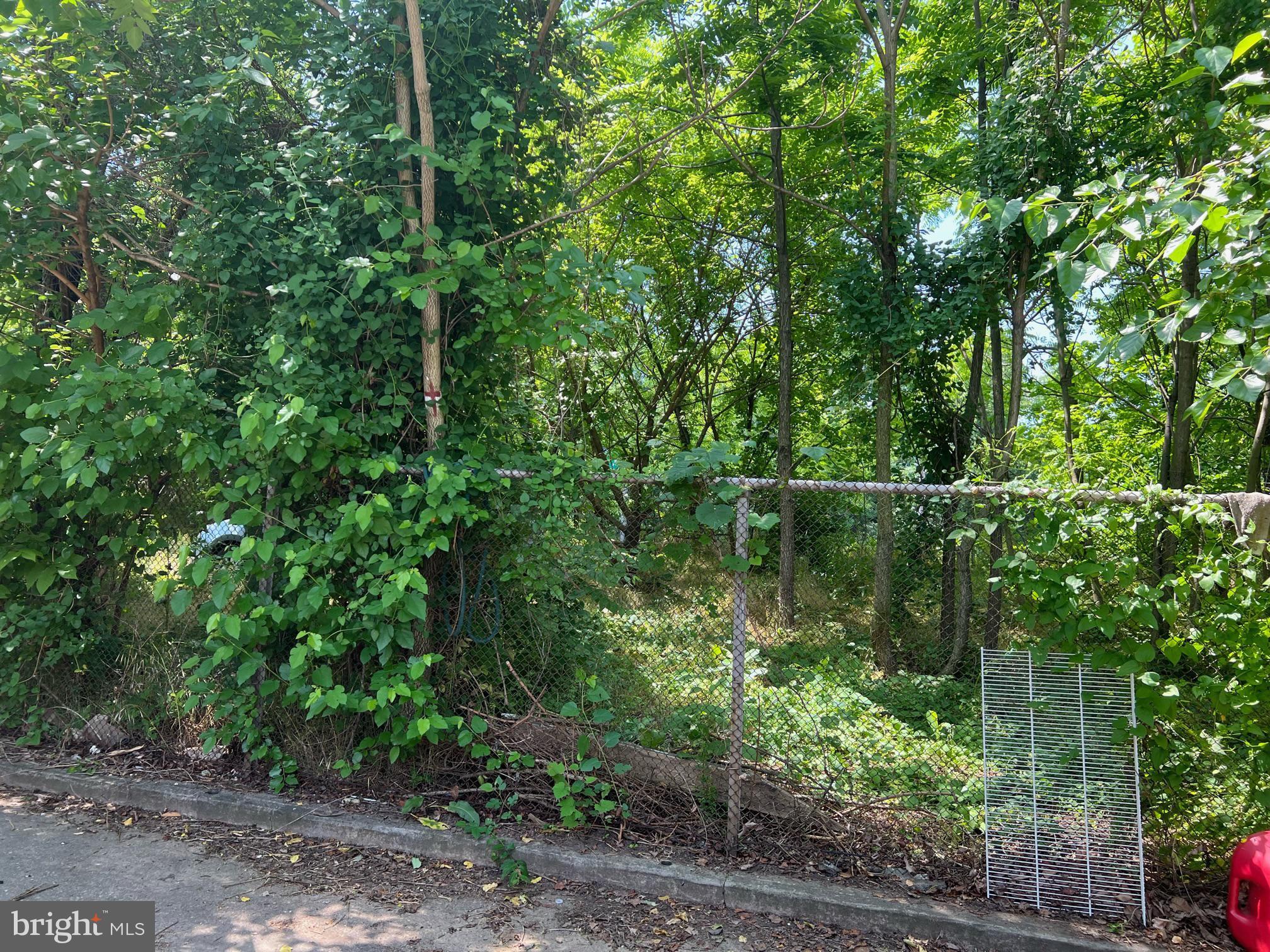 DEFENSE HEIGHTS - Land