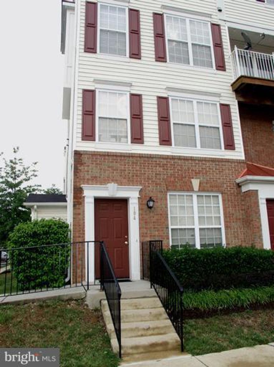 End Unit 2 Level Townhome - Open Bright Floorplan.  Gleaming Hardwood Floors, 9+ Ceiling on Main Level with Large Living/Dining GREAT Room.   Gas Fpl in LR w/ Marble Surround.  Private Patio and Pvt Upper Deck off Master Bedroom.  Upper Lvl w/2 Master Suites -- private full baths. Whirlpool/Deep Soaking Tub.  Eat in Caf  Table Space in Big Kitchen - 42" cabinets, pantry. PLENTY of Parking. SEE NOW