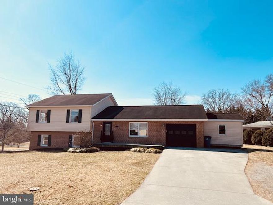 Looking to get into Clarke County? Come take a look at this comfortable and clean 4BR 3BA home on a corner lot just minutes from town. You will love the spacious wide open feel of the main living dining area and appreciate the additional family room in the lower level with Pellet Stove and walk out level side entrance. Master Bedroom has its own separate bath with tiled walk in shower. Hardwood floors and tile floors throughout. Great oversized 12x 12 conveys ! Make your new home just conveniently located just off RT 7 and minutes from Berryville downtown and hop skip and a jump from cool local hot spots like Bears Den for Hiking / Bears Chase and wineries / Watermelon Park for concerts and river fun and enjoy all that the Shenandoah Valley has to offer!  
Several offers have been received, the sellers are requesting highest and best and will review all offers on Saturday and make their decision by 5 pm.