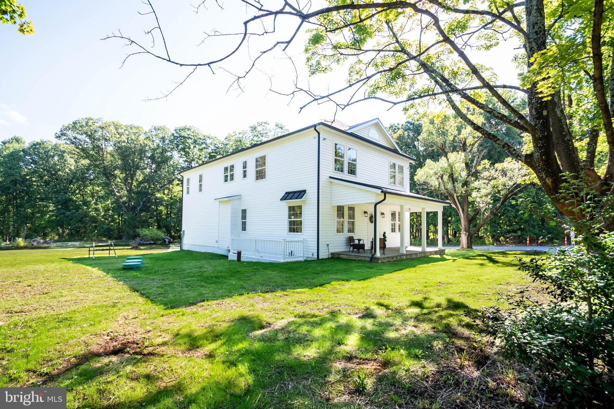 BETWEEN HILLS - Residential