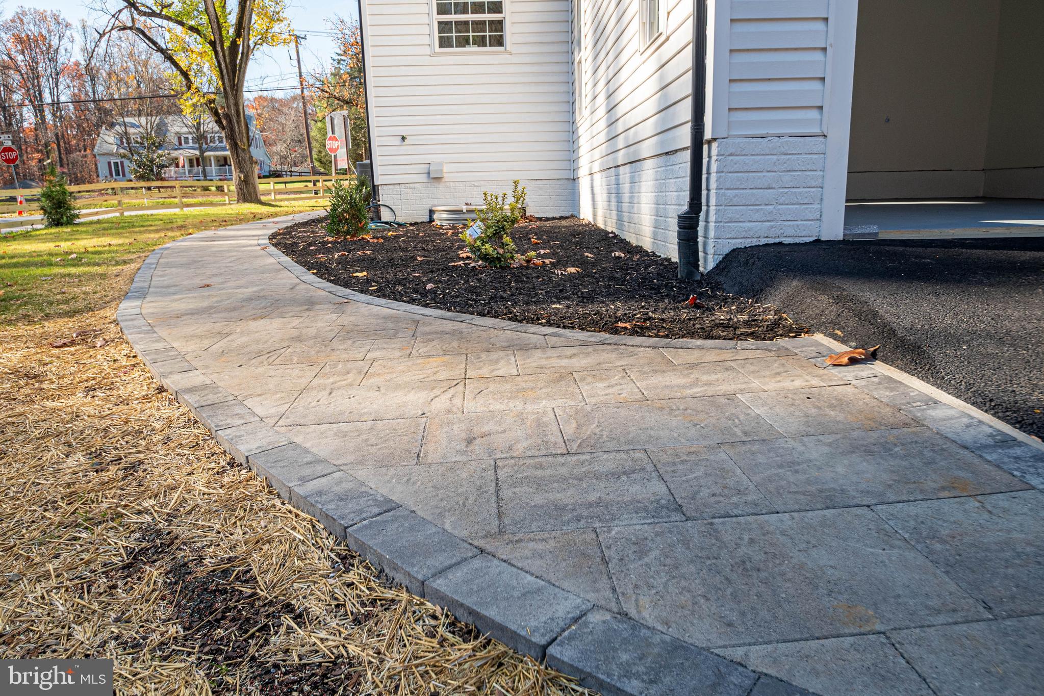 BETWEEN HILLS - Residential