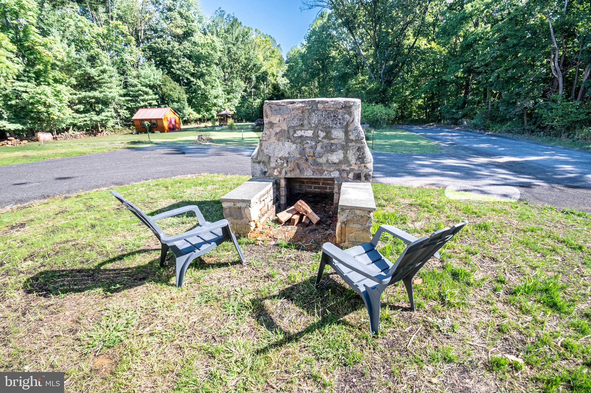 BETWEEN HILLS - Residential