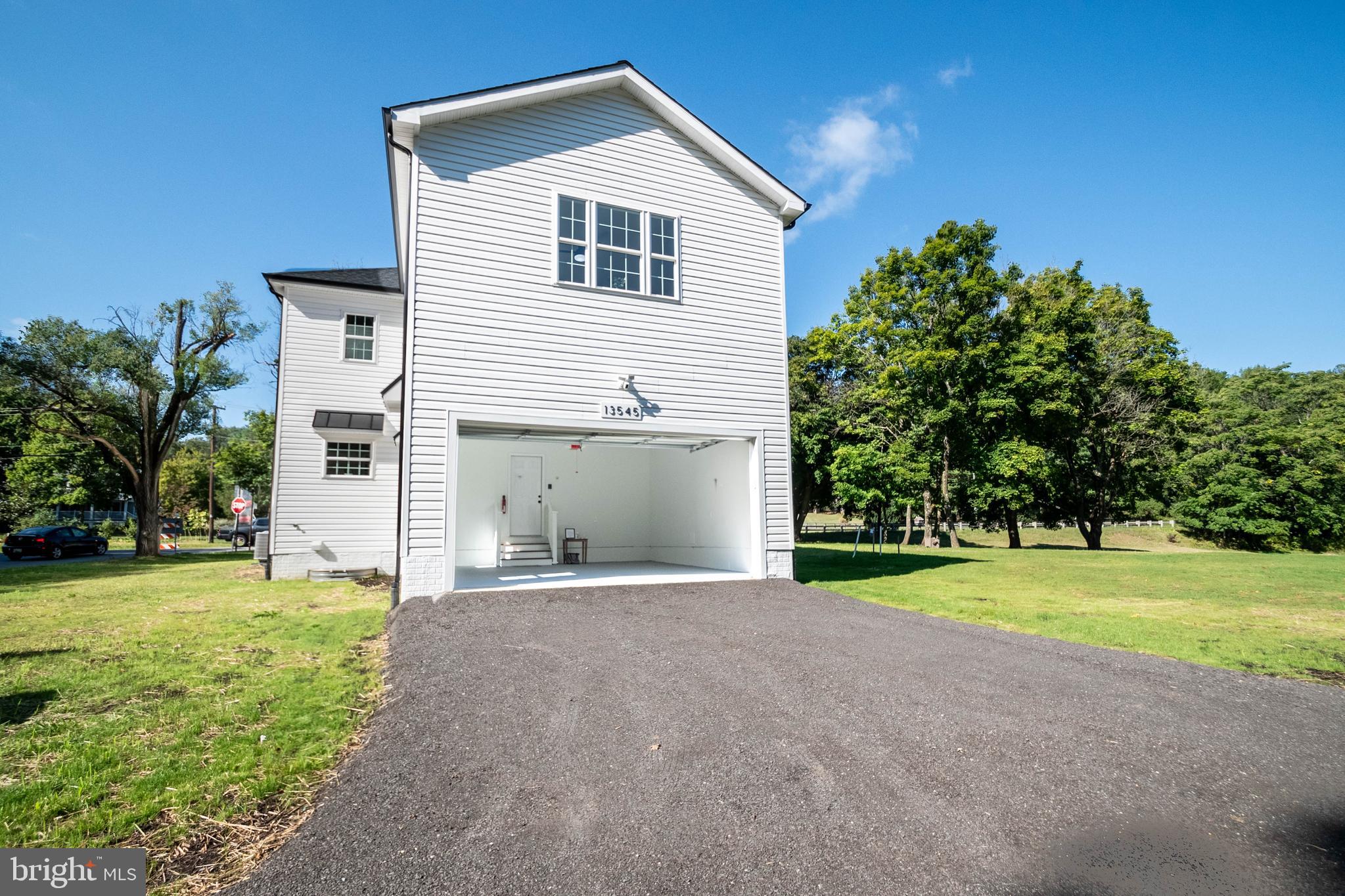 BETWEEN HILLS - Residential