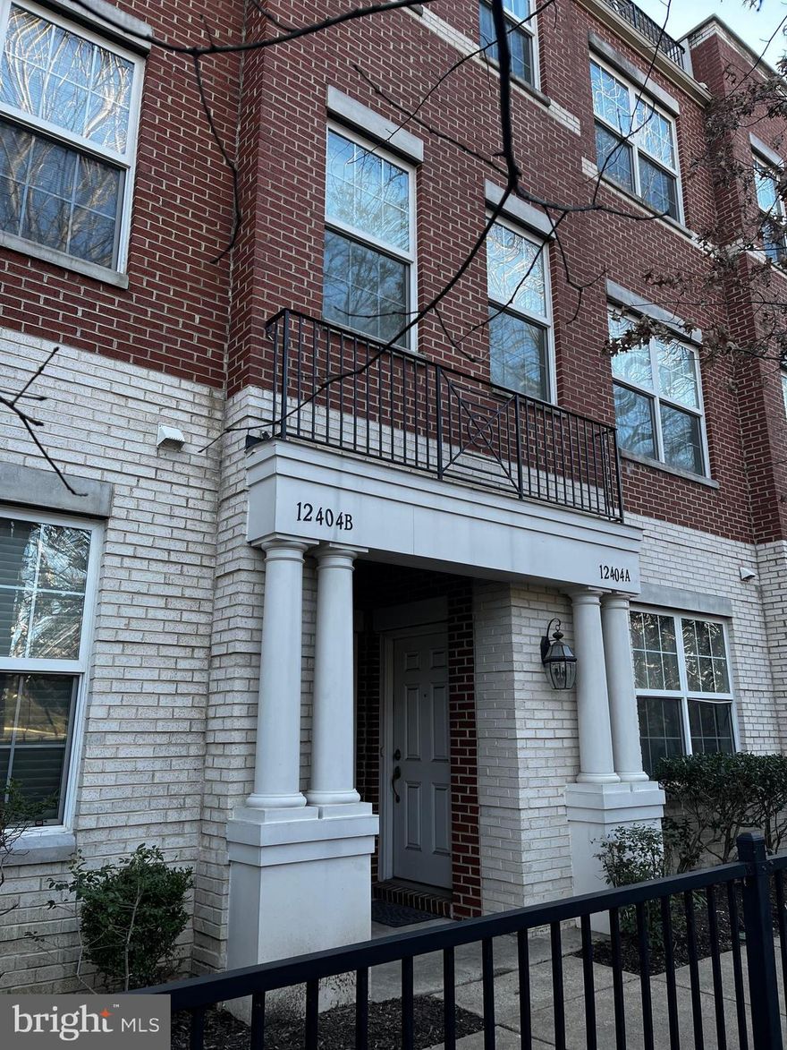 Beautiful 2 level, open floor plan condo ready for new tenants!   Upper-level condo includes new carpet, a one car garage and 2 balconies.  The spacious kitchen features a breakfast bar, upgraded appliances, gas cook top, upgraded counter tops and abundant cabinet space.  Casual dining area right off the kitchen with door that opens to a balcony.  Main level also features a living room, formal dining area, powder room and den/office.  Upper level includes the master bedroom, walk-in closet, master bath with a separate shower and whirlpool tub.  Second balcony off master bedroom.  Down the hall are bedrooms 2 and 3, hall bath with tub/shower and the laundry closet.  Great location with numerous dining and shopping options.  Fair Oaks Mall and Costco are a short drive away.  Perfect for commuters with easy access to Rt 66.