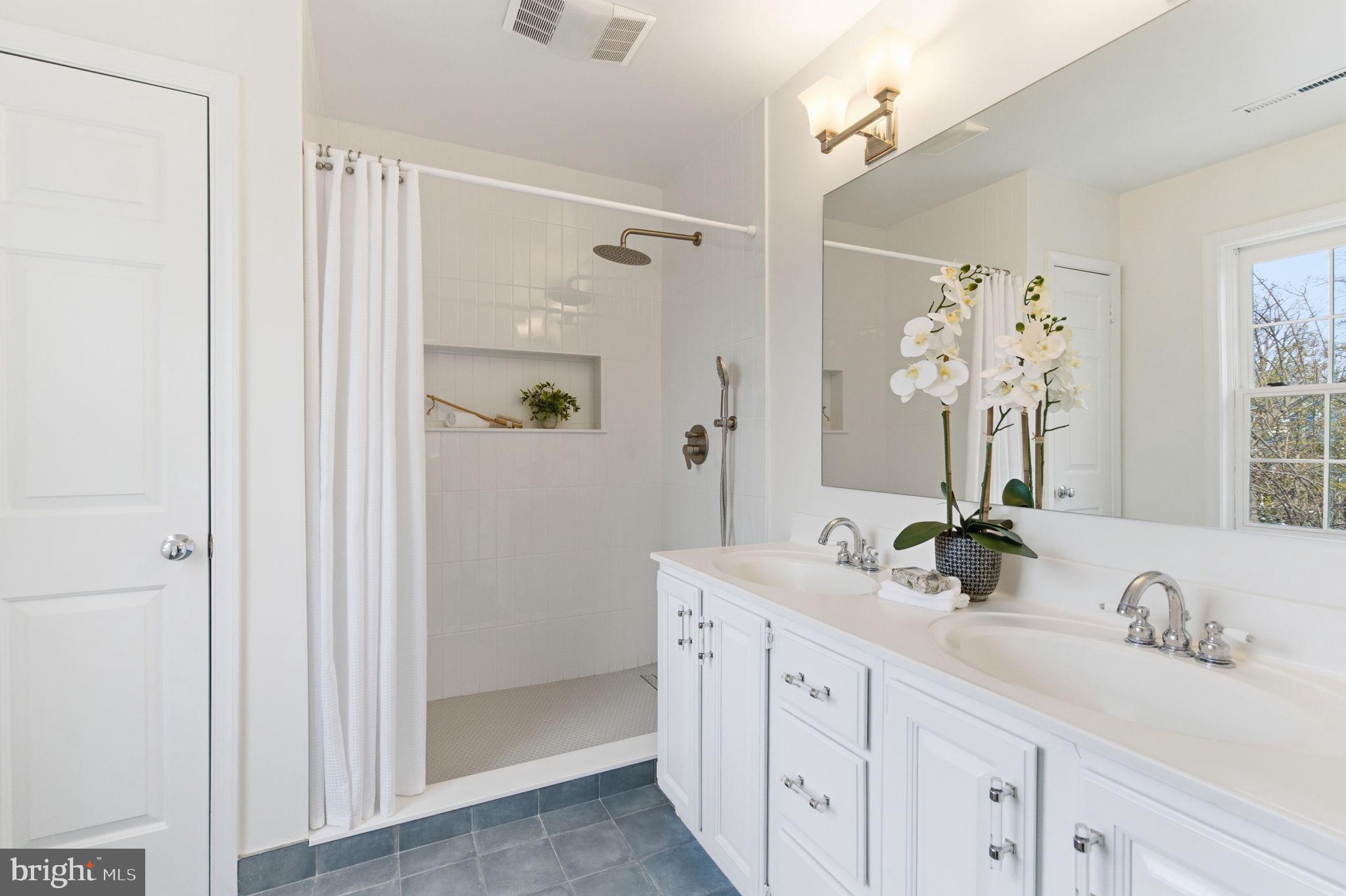 GREENWICH FOREST - Residential