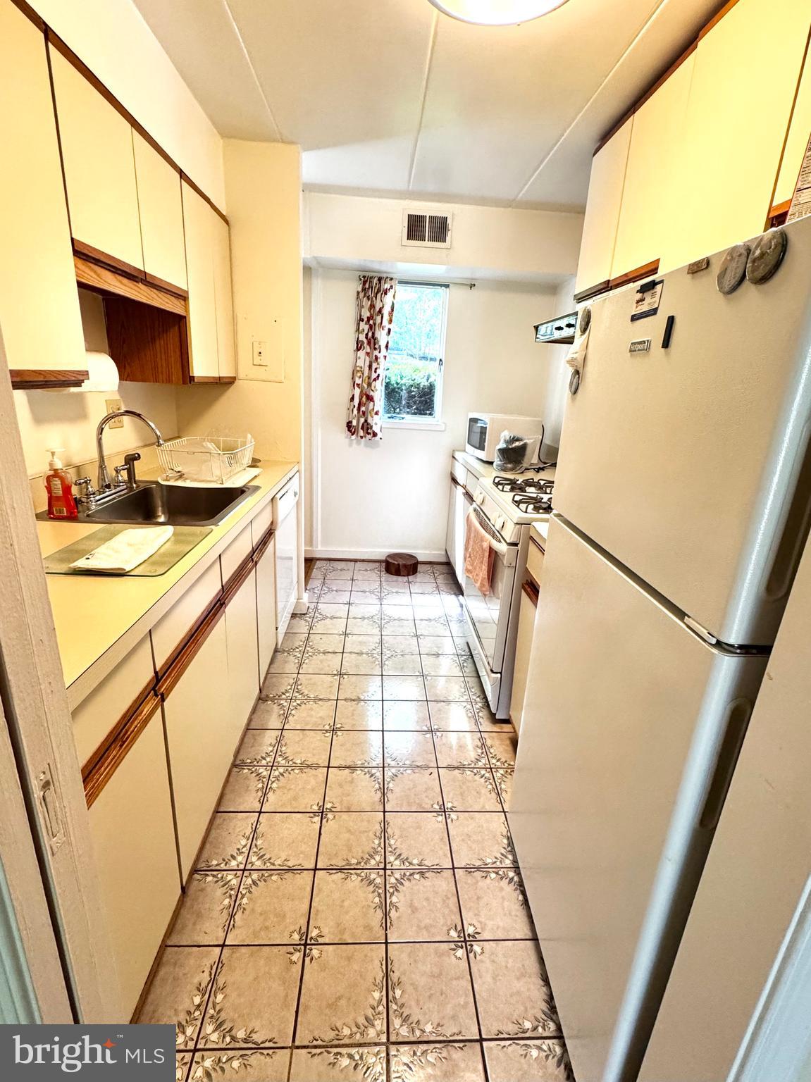 3238 HEWITT AVENUE 5-1B