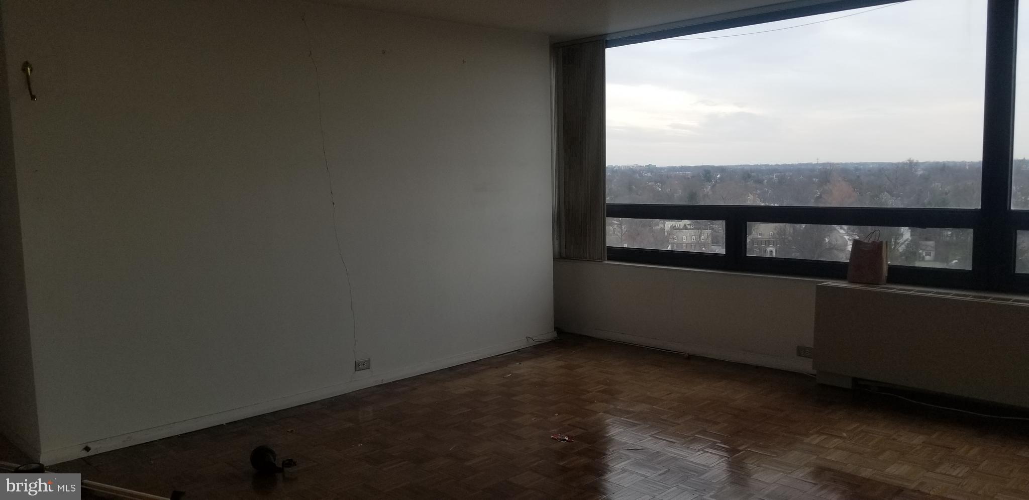 MUST SELL QUICKLY! MOTIVATED SELLER! PRICED 30% BELOW MARKET PRICE! SIMILAR UNIT IN BUILDING RECENTLY SOLD AT $275K.
SELLING UNIT AS-IS.