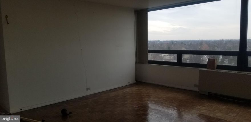 MUST SELL QUICKLY! MOTIVATED SELLER! PRICED 30% BELOW MARKET PRICE! SIMILAR UNIT IN BUILDING RECENTLY  SOLD AT $275K.
SELLING UNIT AS-IS.