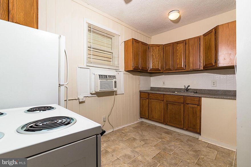 Located right in "Q" town, near the VRE, convenient and affordable for those on base, working nearby or in DC. About 200 yards from a waterfront park on the Potomac. This adorable 2 bedroom, 1 bath apartment is waiting for a new tenant.  Is it you? Be sure to bring your photo ID for the front gate.