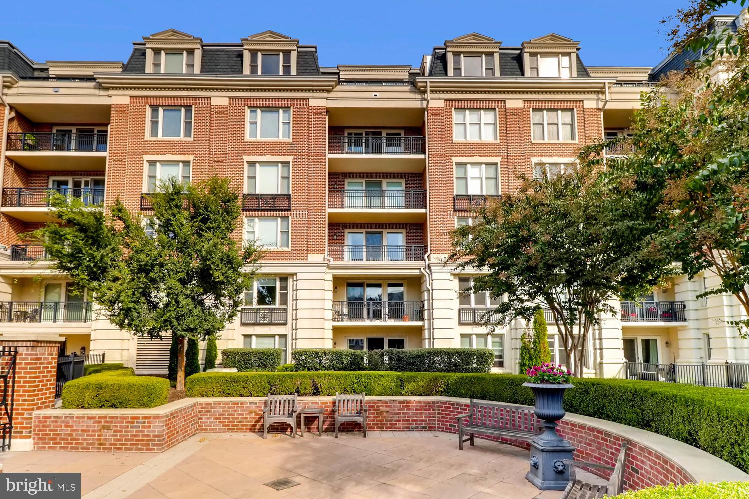 THE RITZ-CARLTON RESIDENCES - Residential Lease