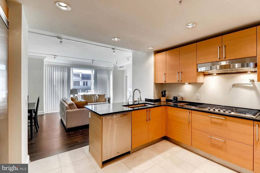 The Ritz-Carlton is Baltimore's Most Luxurious Waterfront Community. This 6th Floor Penthouse Level 2 bed, 2 bath residence for rent features Gorgeous Dark Hardwood flooring in main living space, bathrooms w/ designer marble & enormous jetted showers and a Soaking Tub, Gourmet Kitchen w/ Viking appliances, & a veranda overlooking Harbor and Marina. Amenities incl. Fitness Ctr, Marina, Indoor Salt Water Pool, Guest Suites, Theater, 24-hr Valet, Security, & Concierge, and much more!