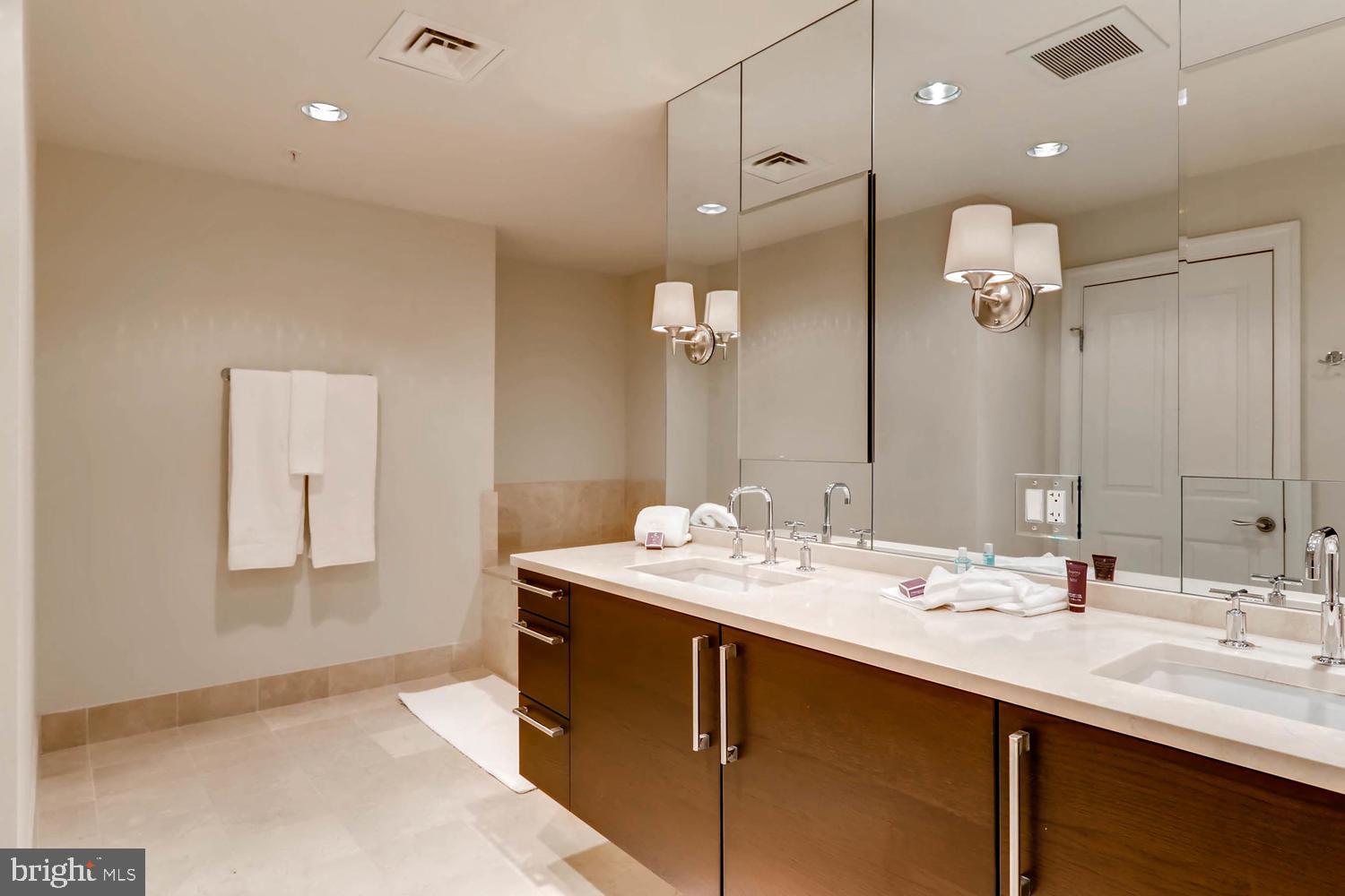 THE RITZ-CARLTON RESIDENCES - Residential Lease