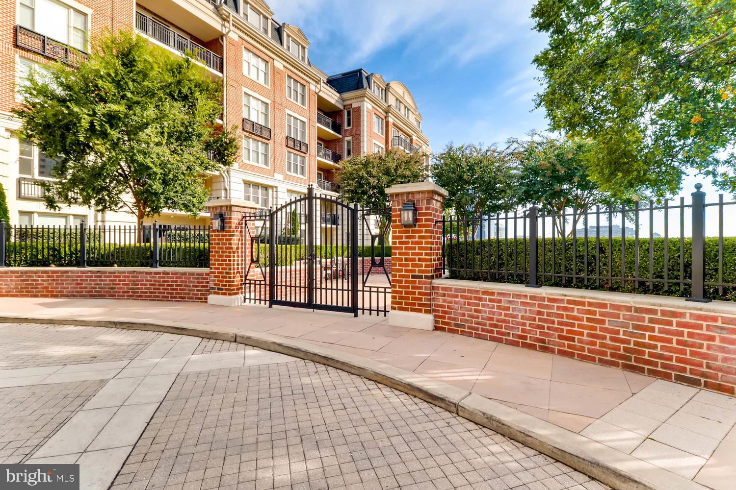 THE RITZ-CARLTON RESIDENCES - Residential Lease