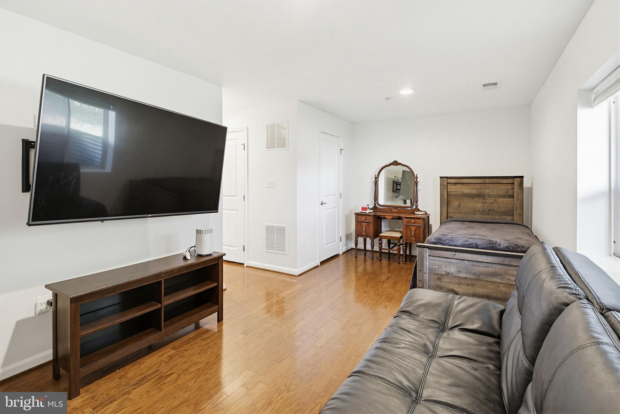 HOWARD SQUARE - Residential