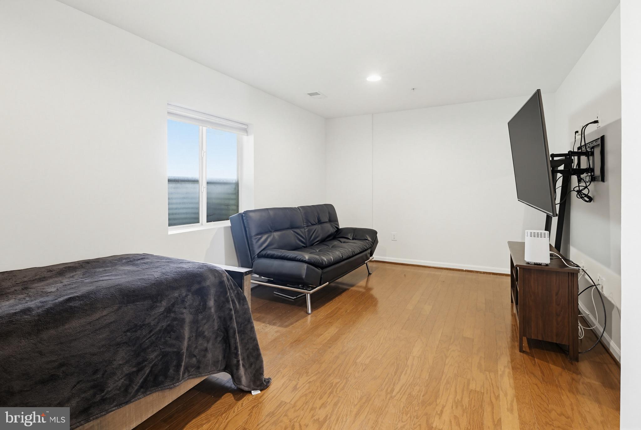 HOWARD SQUARE - Residential