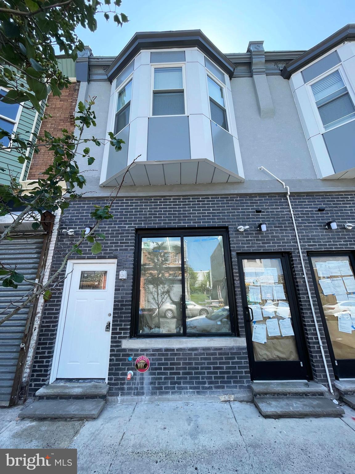 Modern and spacious commercial space available at 309 S 60th St for just $1,500/month 🏢. This versatile unit is perfect for offices, retail, or professional services and is located in a high-traffic area offering excellent visibility 👀. It features contemporary finishes, a private restroom, great lighting 💡, air conditioning ❄️, and an open layout that easily adapts to your business needs. Move-in ready to take your project to the next level 🚀.
Don’t miss out on this opportunity!