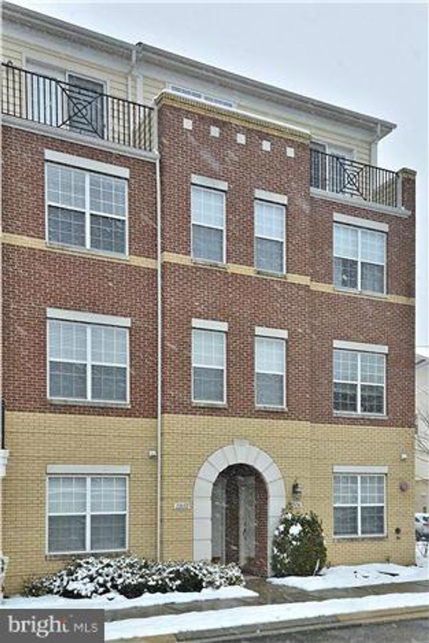 TIRED OF LOOKING AT THE SAME OLD TOWN-HOMES? THIS ONE WILL SURPRISE YOU. THIS LUXURY END UNIT HAS 3 BR AND 2.5 BA.  LARGE BEDROOMS WITH LARGE MASTER BATH WITH WALK IN CLOSET.  U SHAPED GOURMET KITCHEN WITH LOTS OF UPGRADED CABINETS AND GRANITE .  OFFICE ON MAIN PLUS LIVING ROOM AND SEPARATE DINING ROOM. KITCHEN HAS ITS OWN BREAKFAST AREA. PERFECT CONDITION. SEE VIRTUAL TOUR FOR RM SIZES AND MORE.