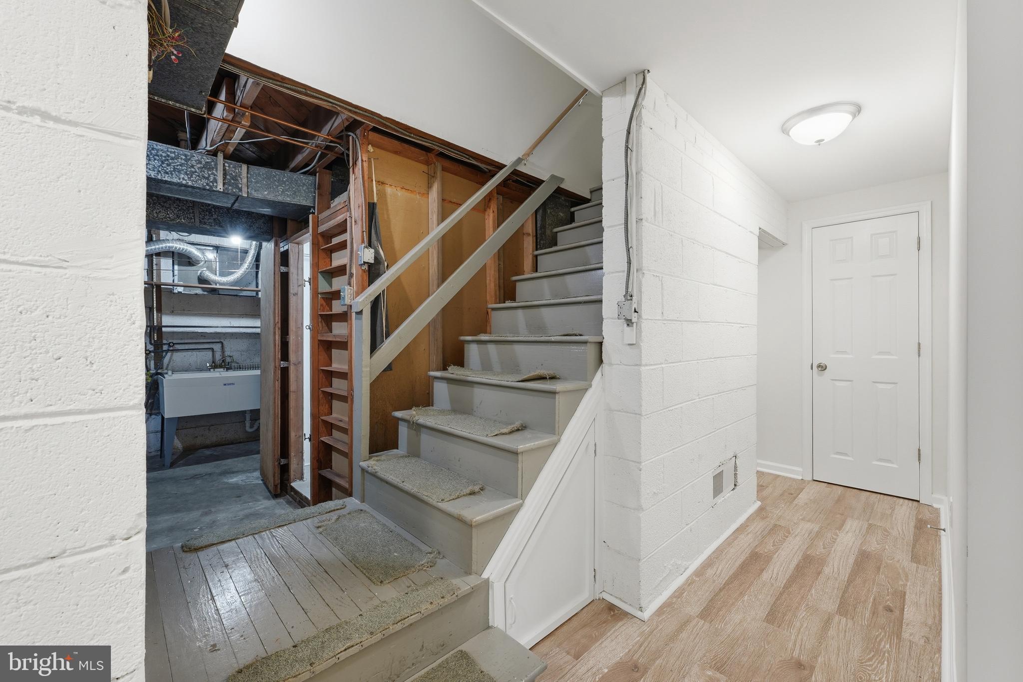 BURNT MILLS GAR-VILL - Residential