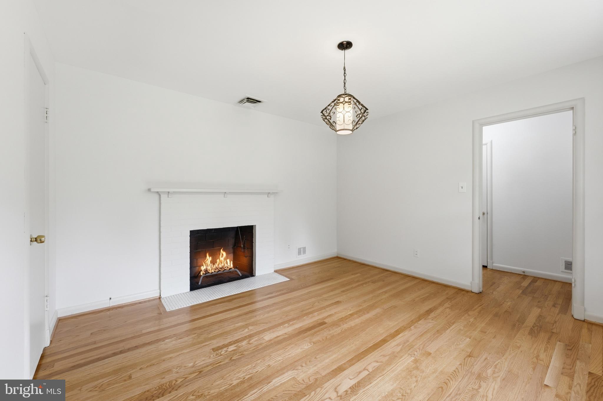 BURNT MILLS GAR-VILL - Residential