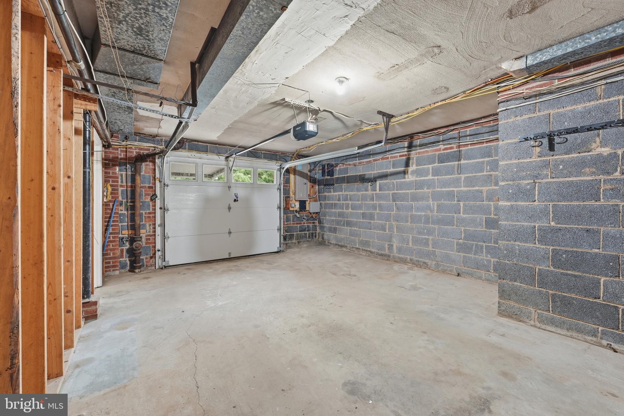 BURNT MILLS GAR-VILL - Residential