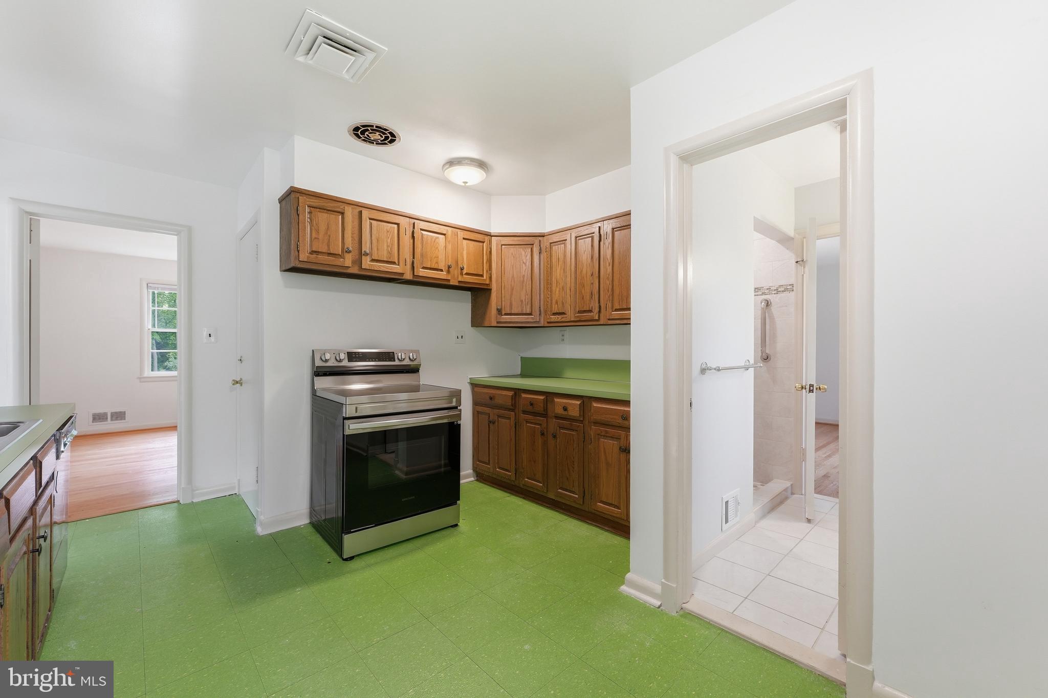 BURNT MILLS GAR-VILL - Residential