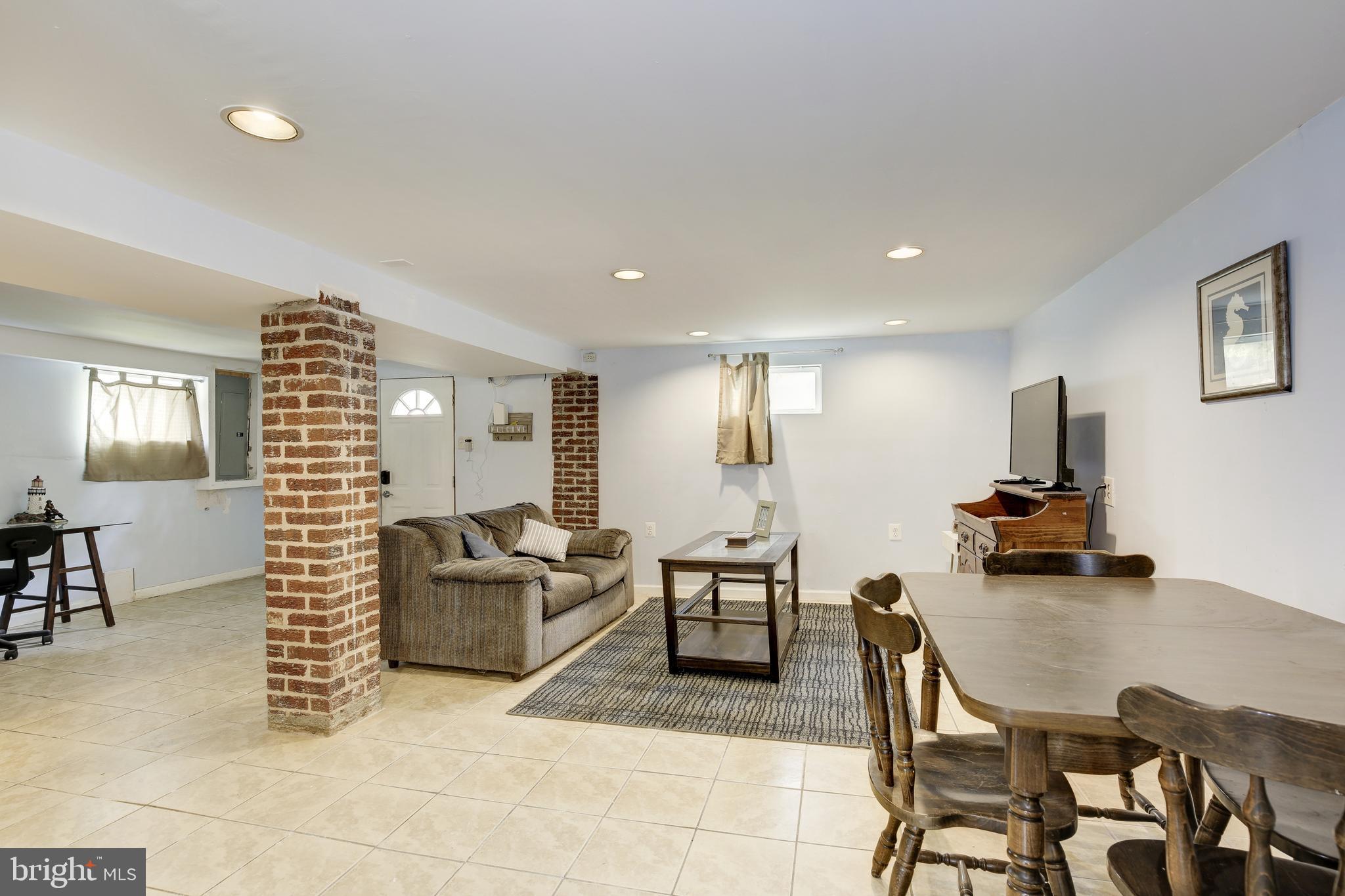 HAMPSHIRE KNOLLS - Residential