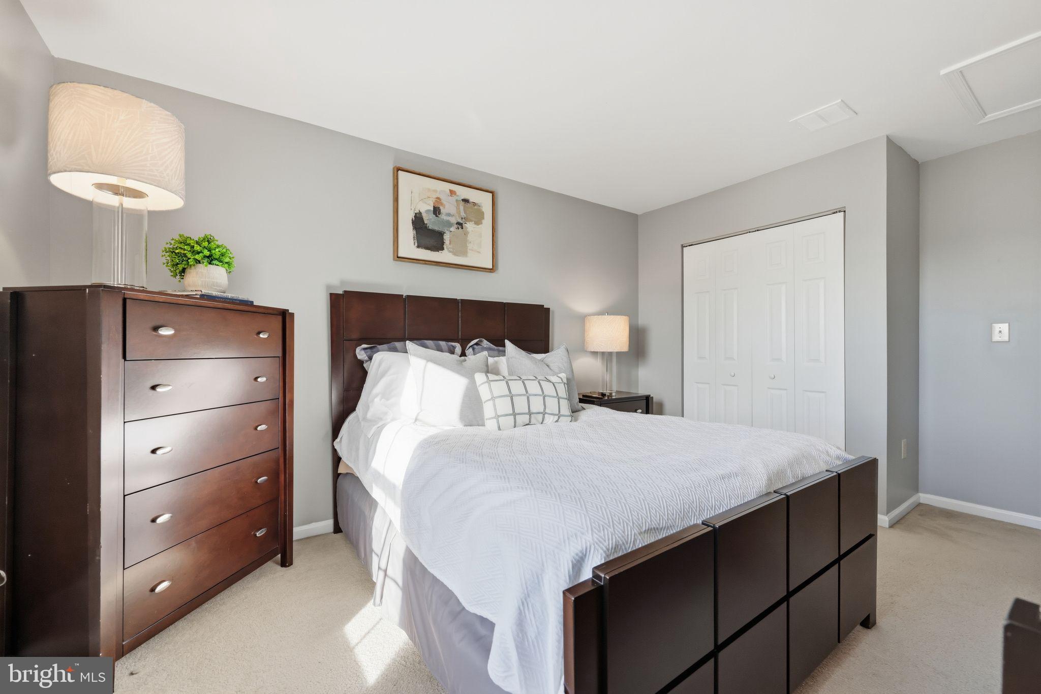 COURT AT THE LEDGES - Residential