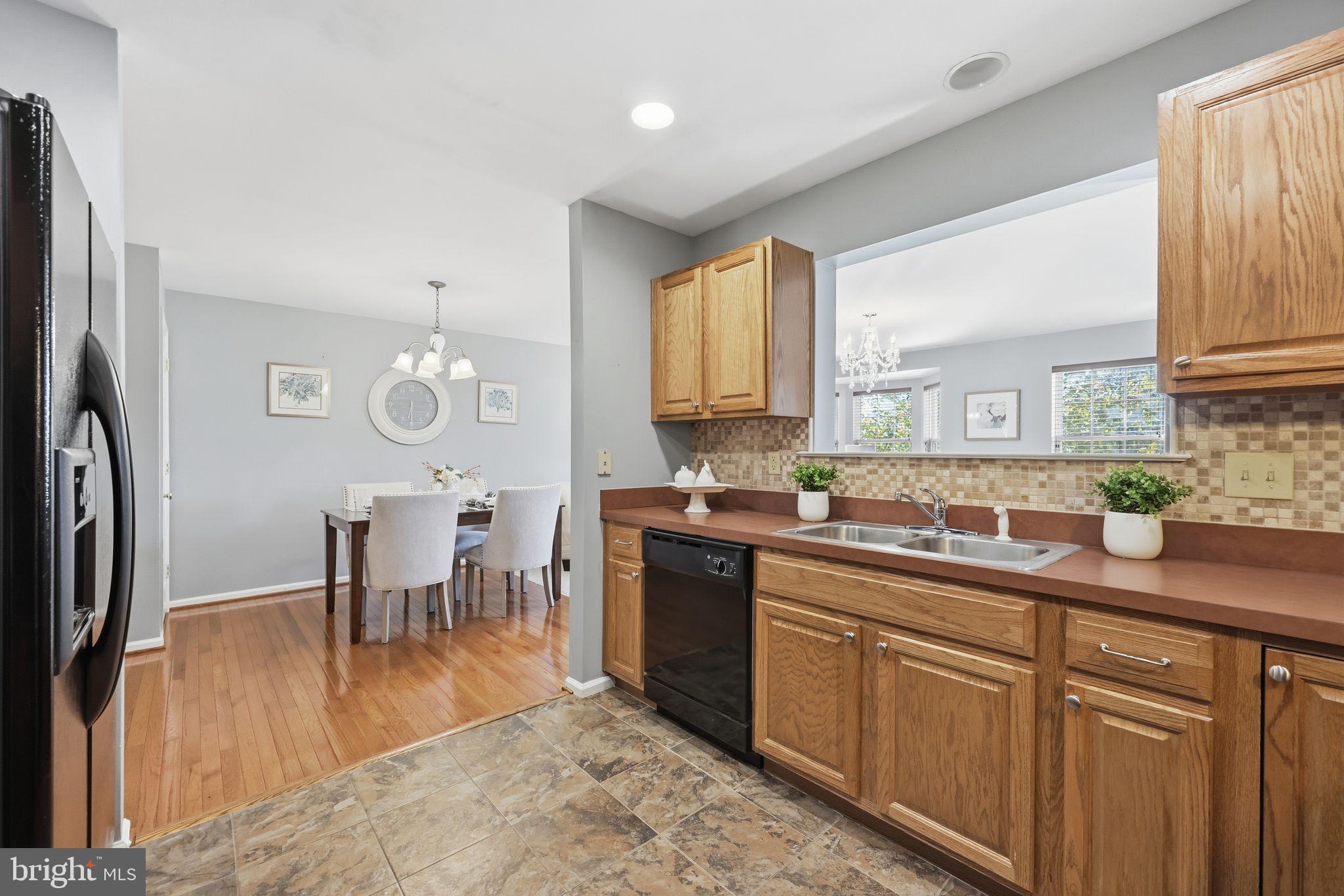 COURT AT THE LEDGES - Residential