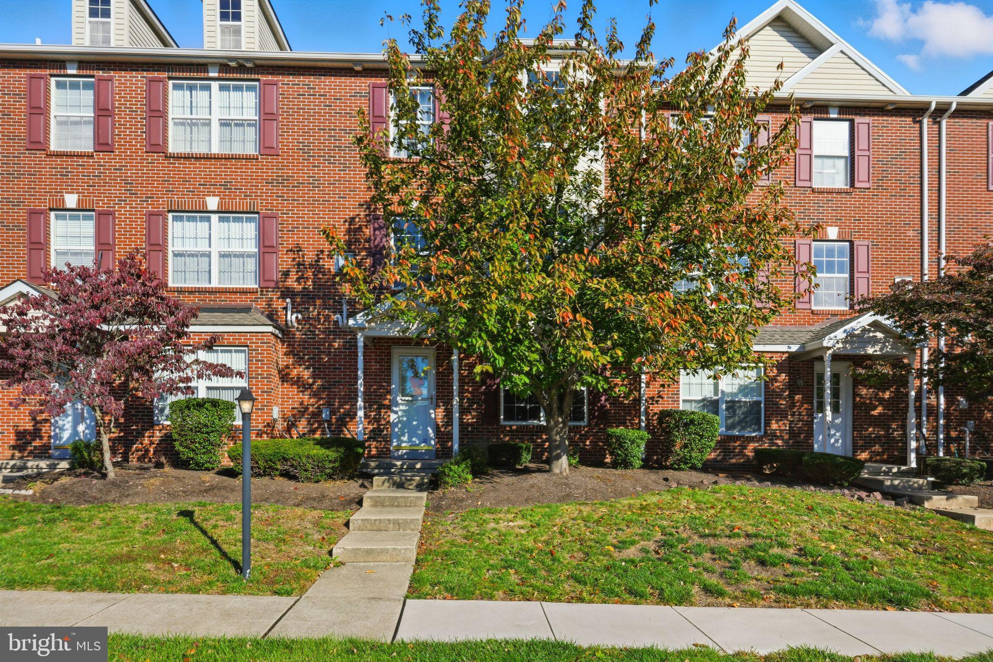COURT AT THE LEDGES - Residential