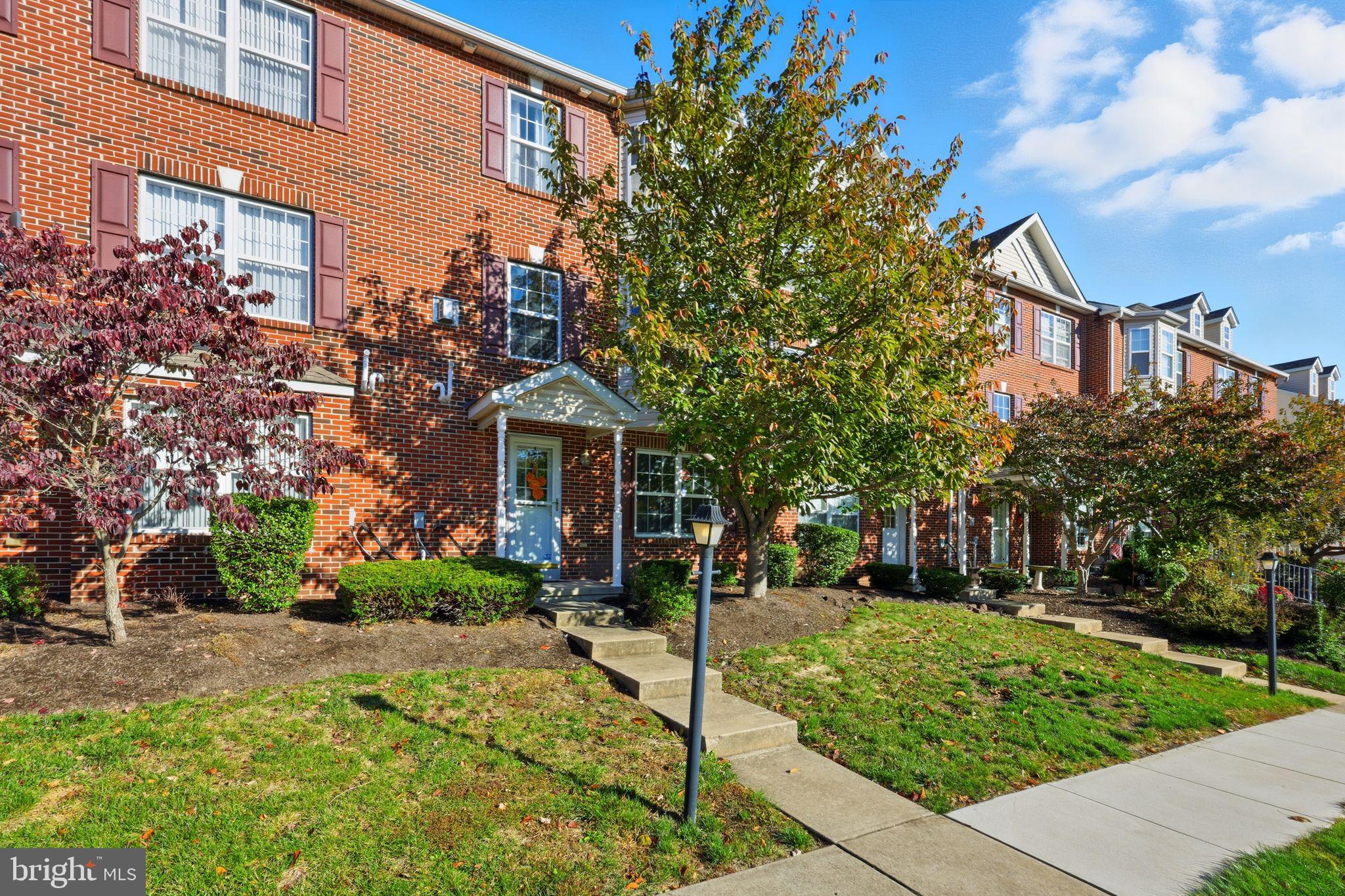 COURT AT THE LEDGES - Residential