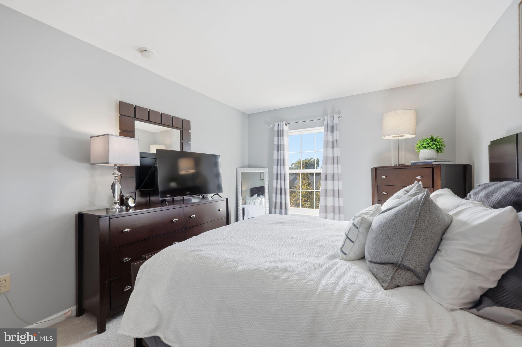 COURT AT THE LEDGES - Residential