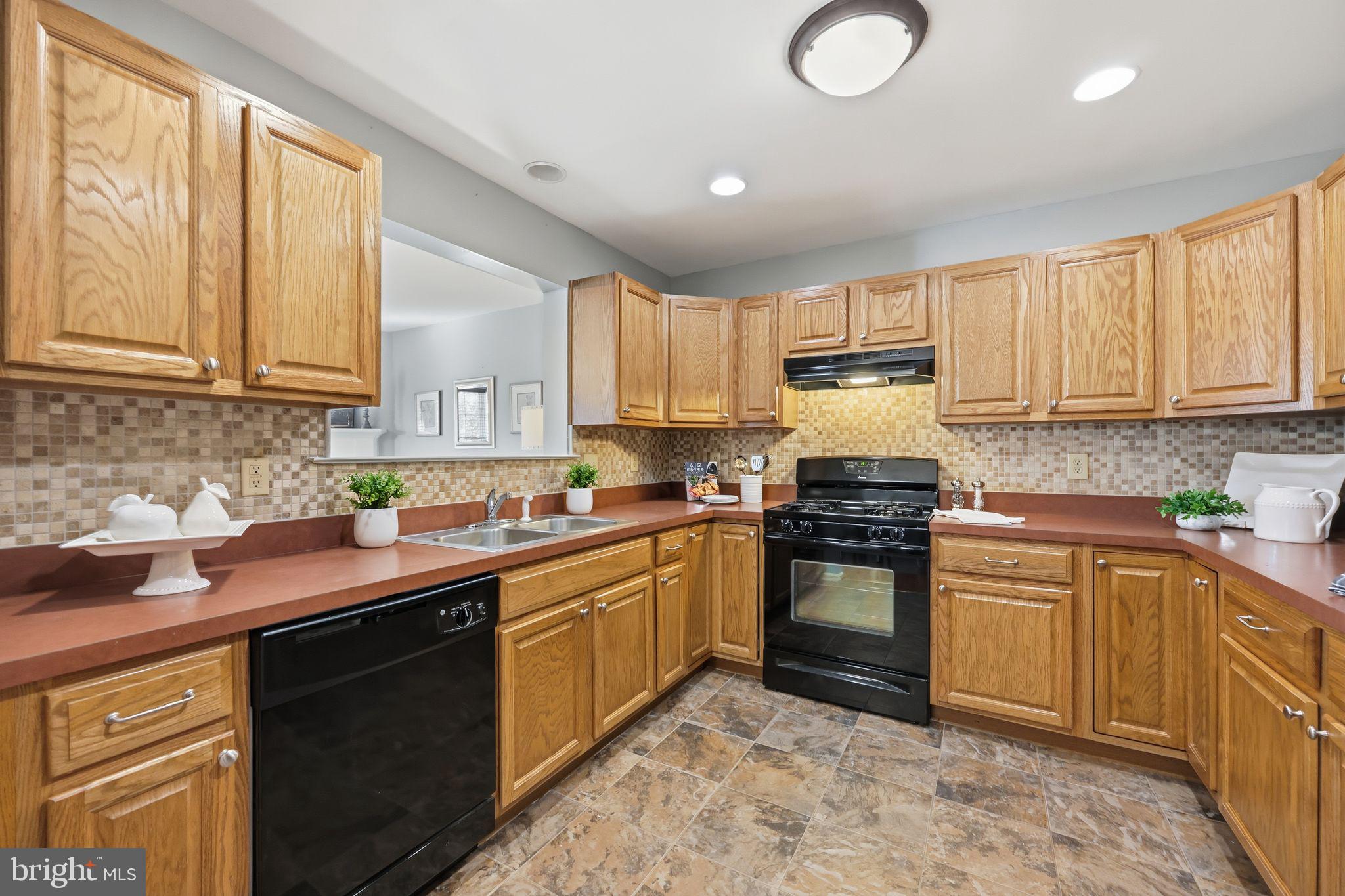 COURT AT THE LEDGES - Residential