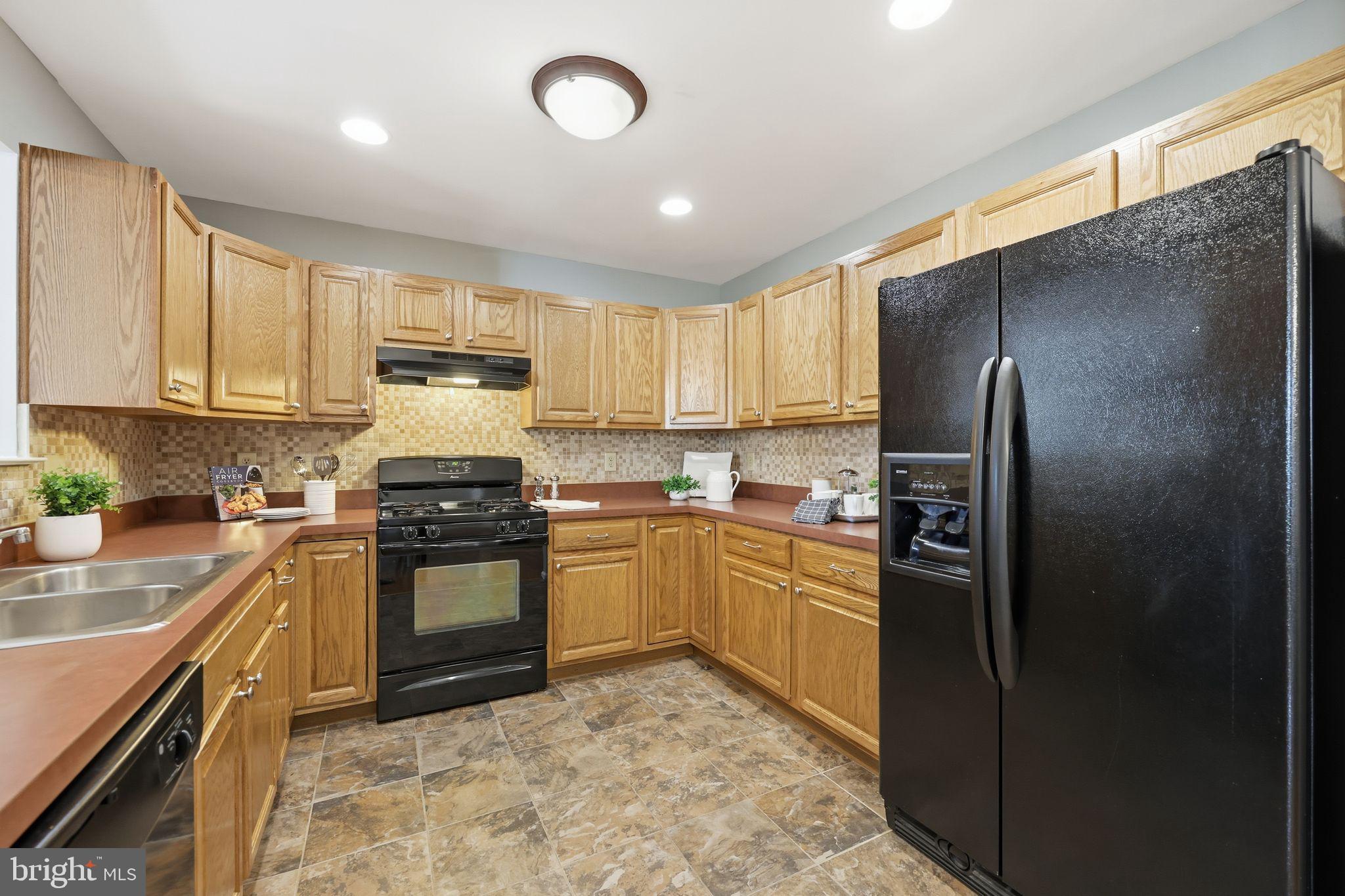 COURT AT THE LEDGES - Residential