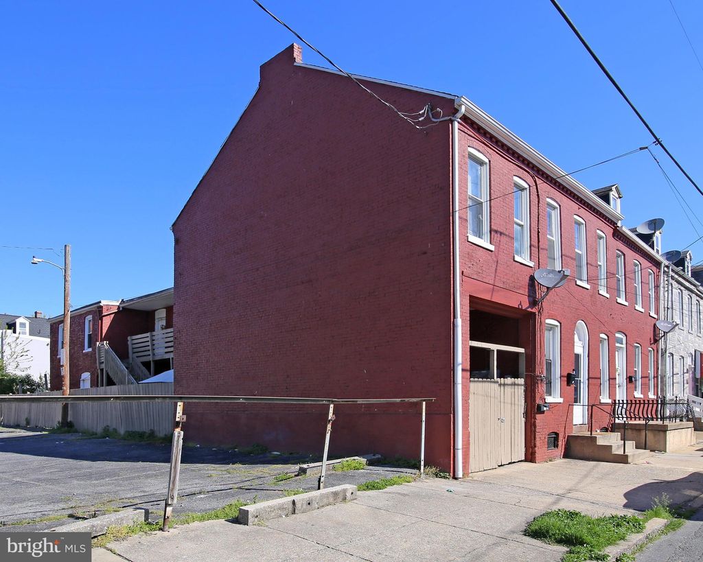 Photo of 537 Poplar Street, Lancaster, PA 17603 (MLS # PALA2049562)