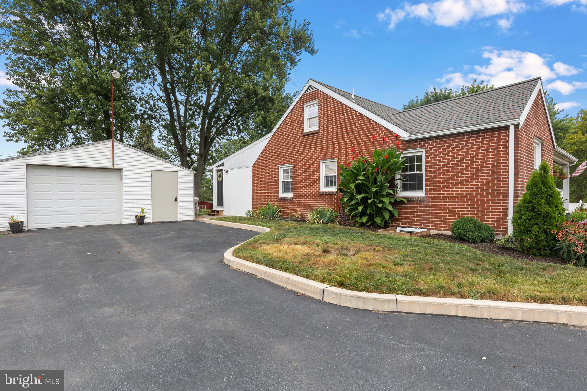 389 SCHOOLHOUSE ROAD
