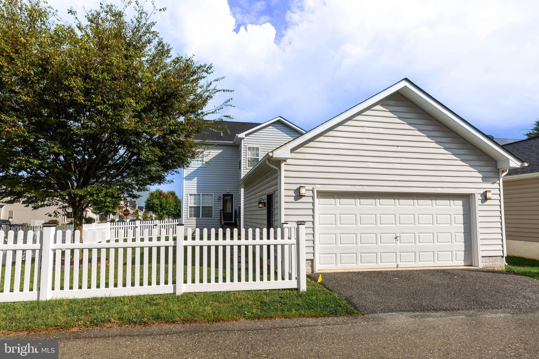 HUNTFIELD - Residential Lease