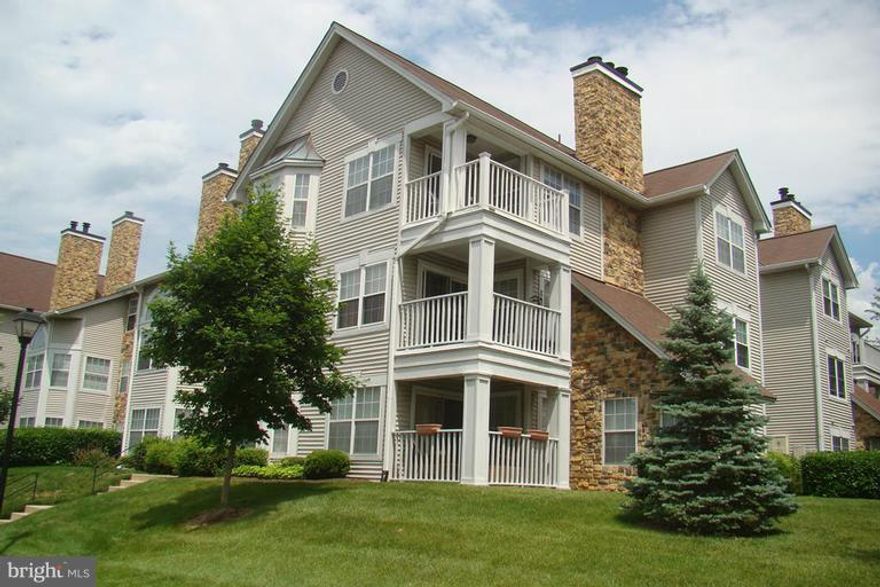 Convenient for commuters! Spacious, light-filled 2 bedroom 2 full bathroom condo in amenity filled Willoughby Newton! Hurry this one will  not last! Ready for you! Willoughby's Ridge includes an outdoor pool, tennis court, basketball court, playground, grills & picnic area, and common space to enjoy. Freshly painted and recently updated and ready to move in today!