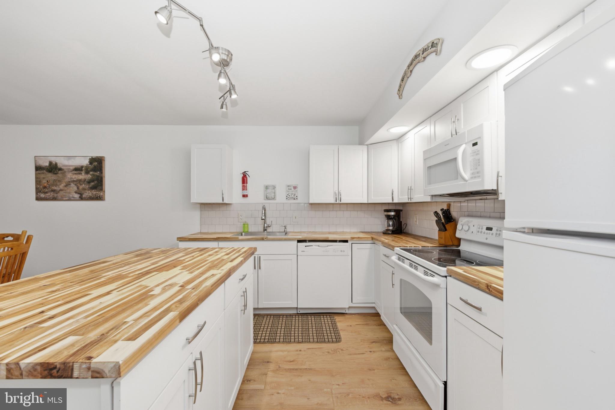 RIDGEWOOD CNTRY ESTS - Residential