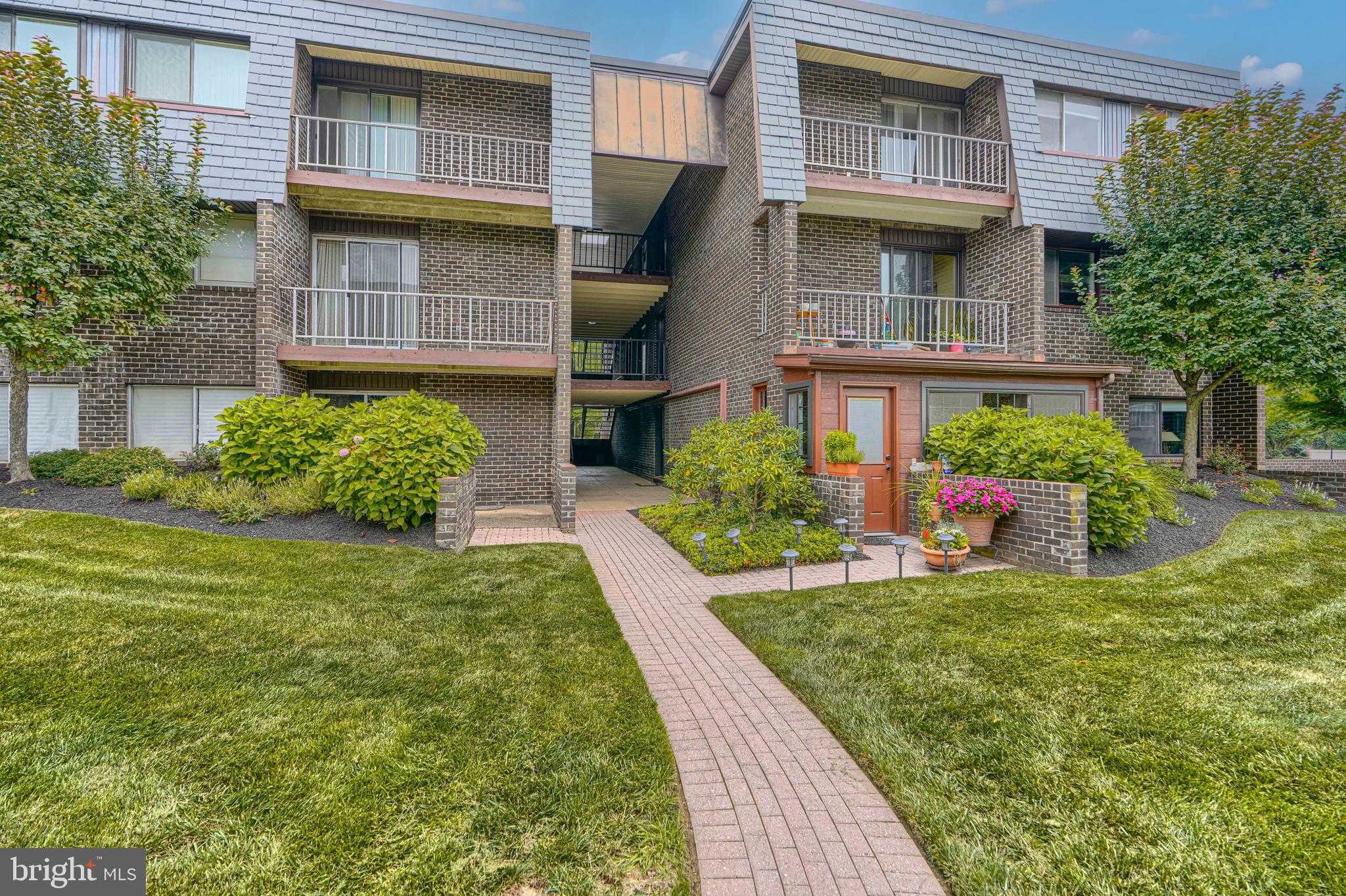 37 STONEHENGE CIRCLE 10