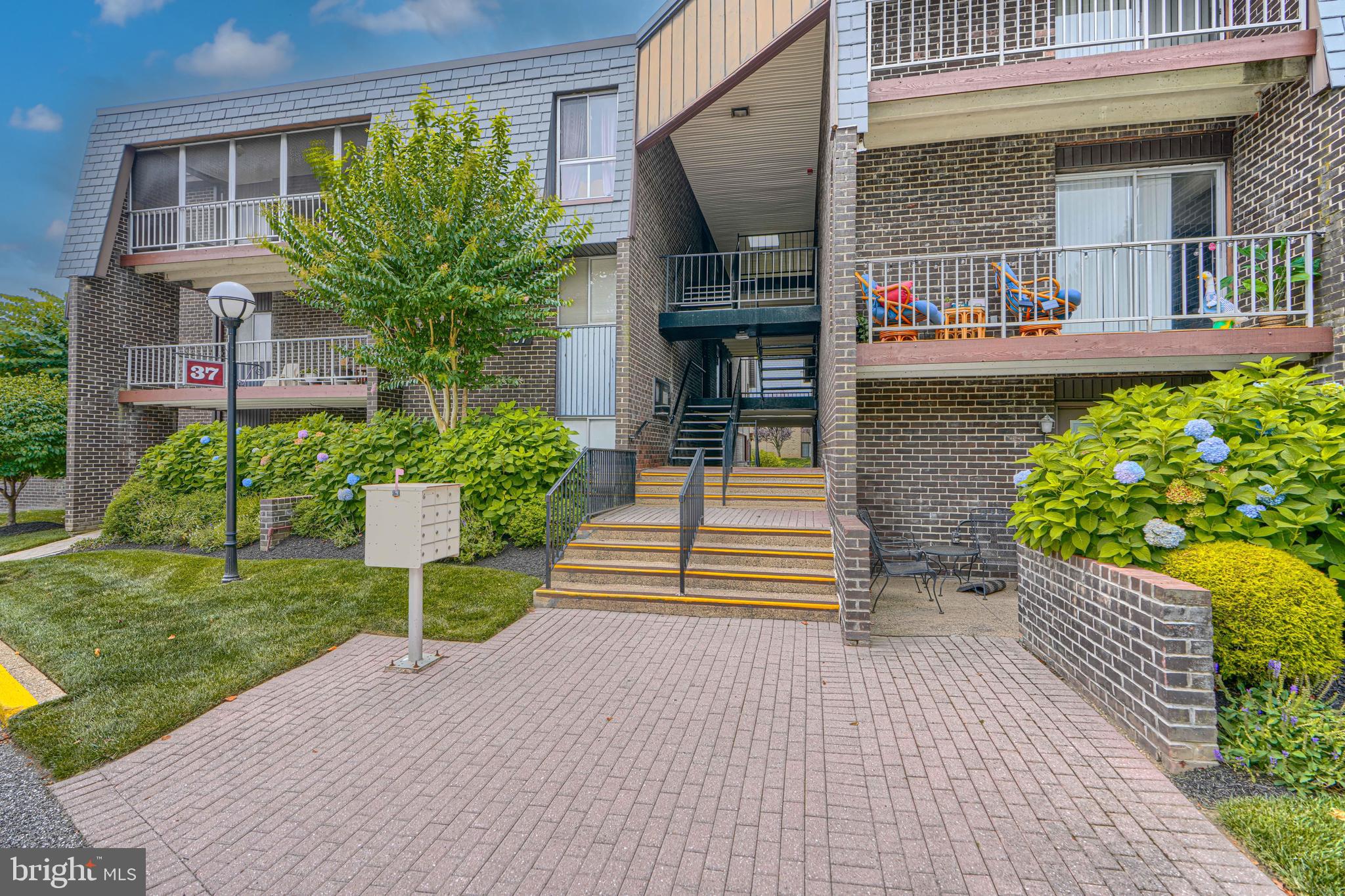 37 STONEHENGE CIRCLE 10