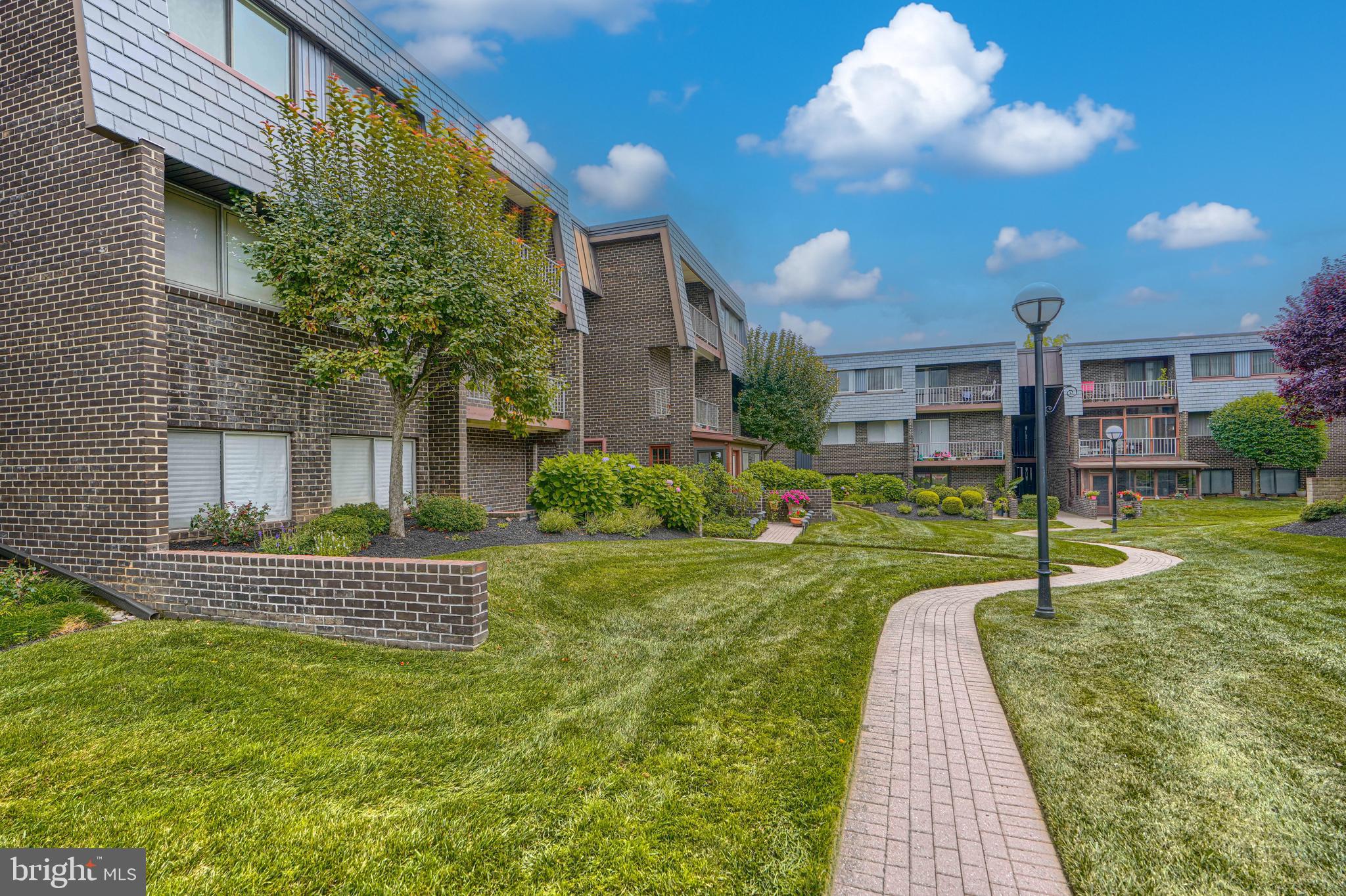 37 STONEHENGE CIRCLE 10