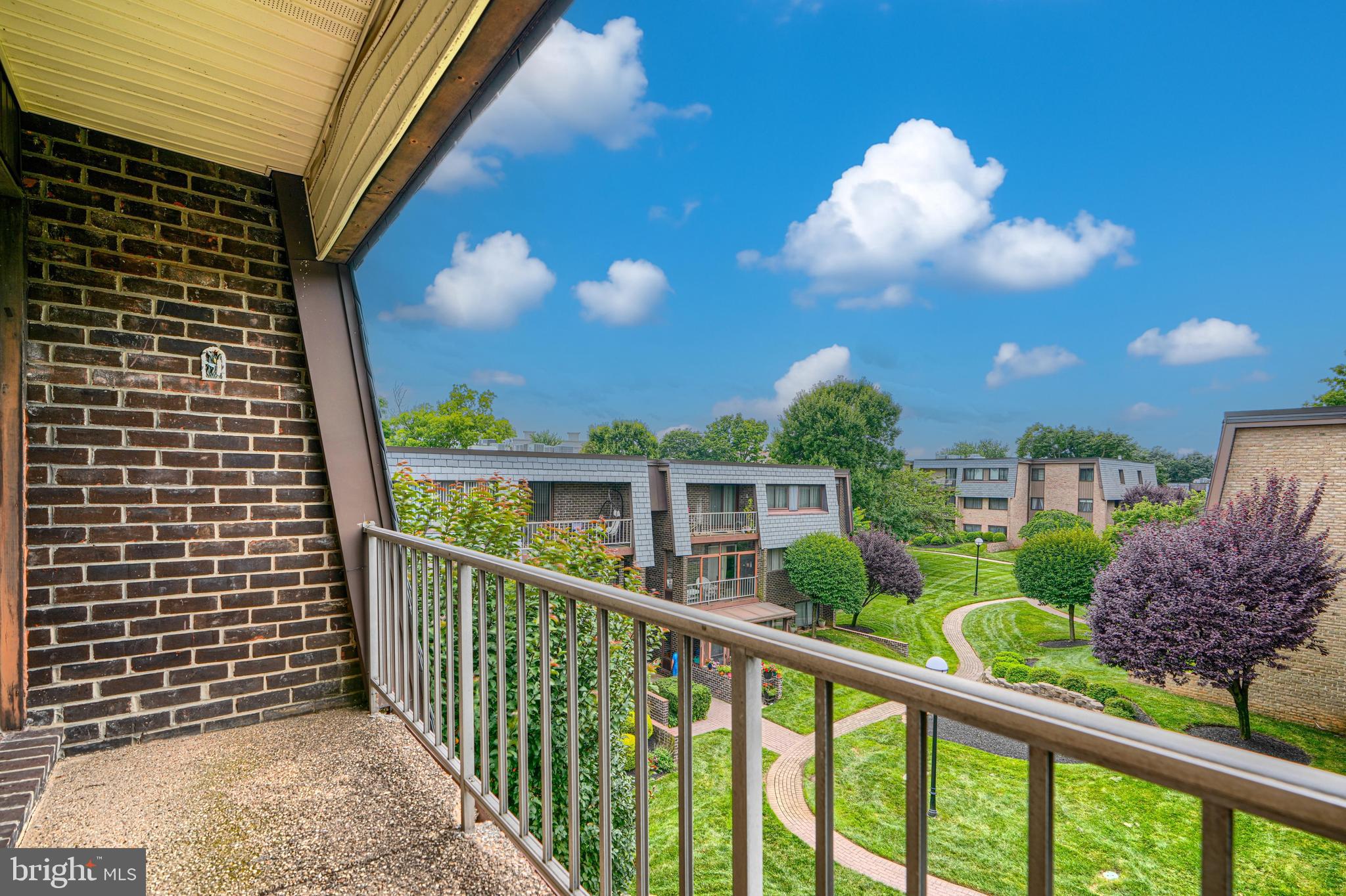 37 STONEHENGE CIRCLE 10