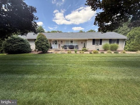 Homes For Sale - 11 Springwood Avenue<br/> STEWARTSTOWN, PA 17363