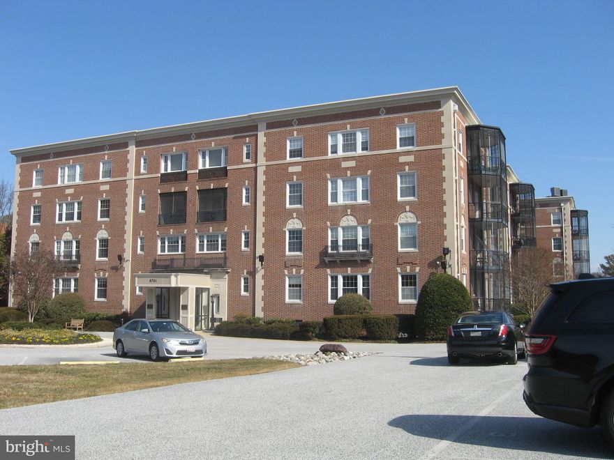 MAJOR PRICE REDUCTION!!!! MAGNIFICENT 3 BEDROOMS, 3 BATHS CONDO IN THE GRACIOUS ARLINGTON PARK! OLD WORLD CHARM WITH HUGE ROOMS THROUGHOUT! EACH OF THE THREE BEDROOMS HAVE THEIR OWN FULL BATHROOM AND WALK IN CLOSETS! LOVELY HARDWOOD FLOORS! BEAUTIFUL CHAIR AND CROWN MOLDINGS! ELEGANT SEPARATE DINING ROOM! BEAUTIFUL VERY LARGE LIVING ROOM! EAT-IN KITCHEN WITH TREMENDOUS AMOUNT OF CABINETRY! WASHER AND DRYER! TREMENDOUS AMOUNT OF EXTRA STORAGE TOO!